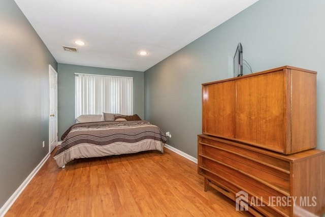 bedroom with light wood-style flooring, recessed lighting, baseboards, and visible vents