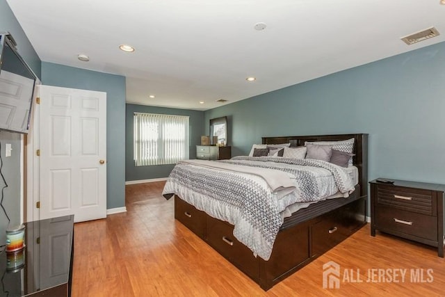 bedroom featuring visible vents, recessed lighting, light wood-type flooring, and baseboards