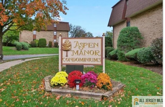 community sign featuring a yard