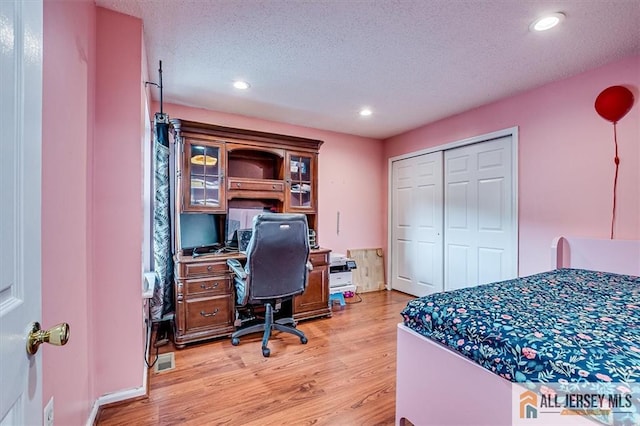 32 Prestwick Way Unit 32, Edison, NJ 08820 - home office featuring light wood-style flooring, recessed lighting, and a textured ceiling