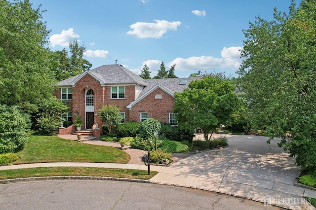 view of front of house with a front lawn