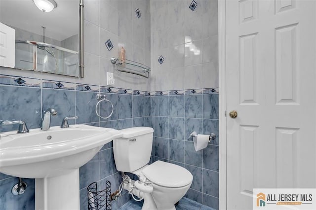 10 Signal Ct, South Brunswick, NJ 08810 - bathroom with tile walls, toilet, a sink, and a shower