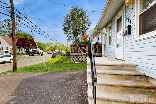 811 Shore Concourse, Keyport, NJ 07735 - view of yard with a deck
