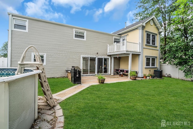 34 Sims Rd, Edison, NJ 08817 - back of property with a balcony and stucco siding