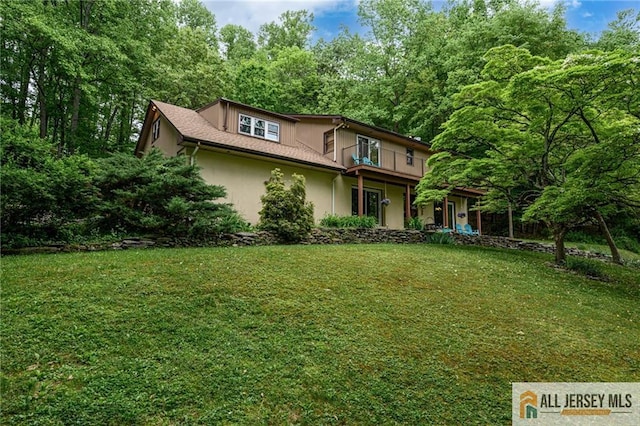 view of front of property with a front lawn