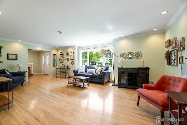 living room with recessed lighting, light wood-style floors, crown molding, and baseboards