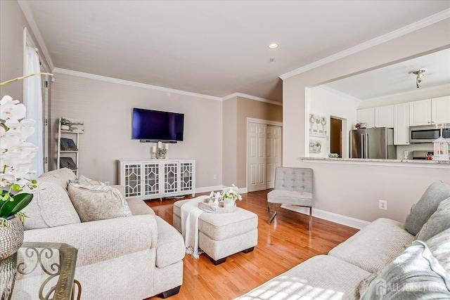 living area featuring baseboards, light wood-type flooring, ornamental molding, and recessed lighting
