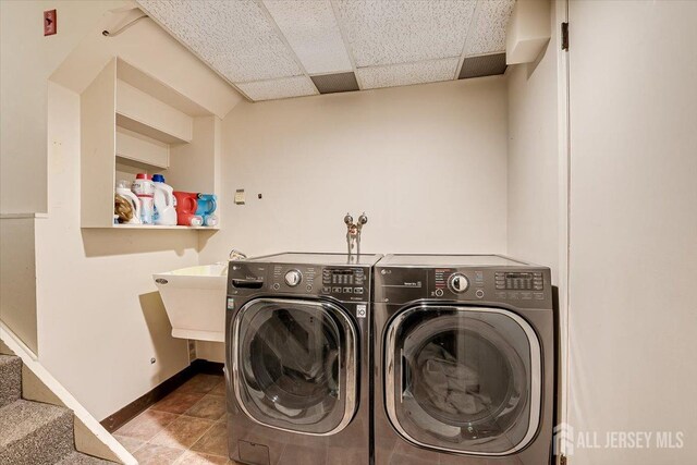 laundry room with washer and clothes dryer and sink