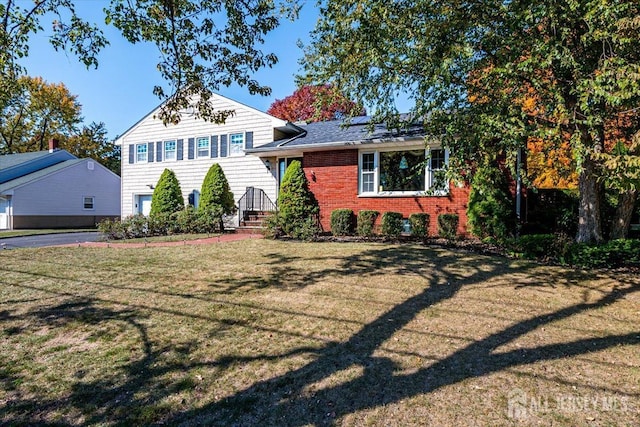 split level home with a front lawn