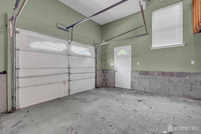 garage featuring concrete block wall