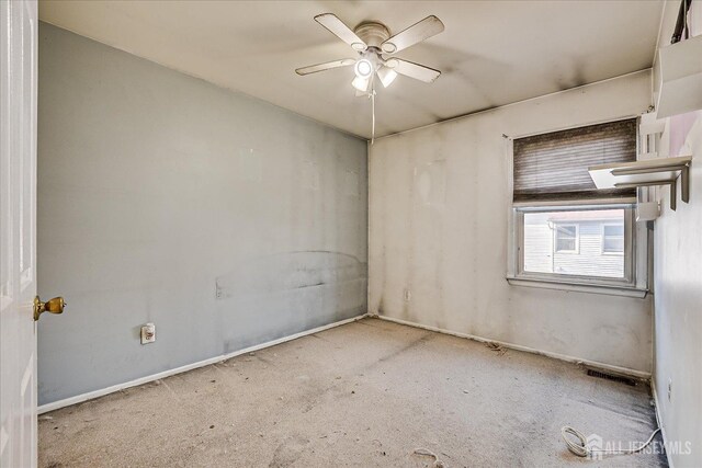 empty room featuring light carpet and ceiling fan