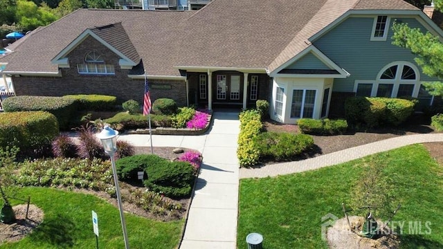 view of front of home featuring a front yard