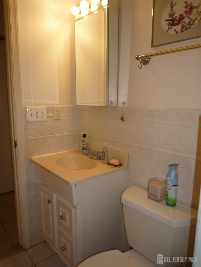 20 Ballo Pl, Edison, NJ 08820 - bathroom featuring vanity, tile walls, and tile patterned floors