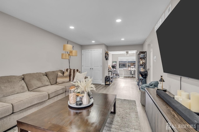 living area with light wood-style flooring, recessed lighting, and ceiling fan