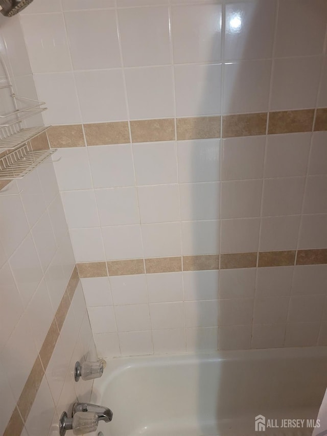 interior details with tub / shower combination