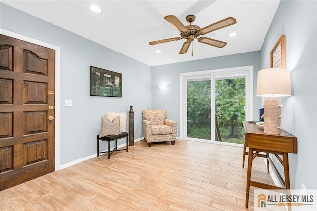 living area featuring light wood-type flooring, ceiling fan, baseboards, and recessed lighting