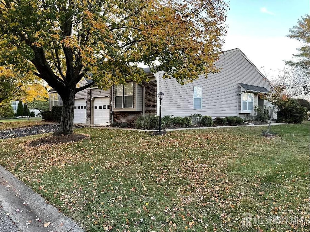 view of front facade with a front lawn