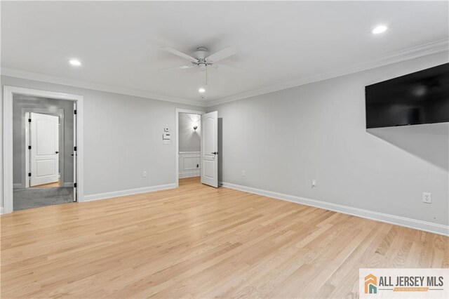 unfurnished bedroom with recessed lighting, light wood-style floors, crown molding, baseboards, and ceiling fan