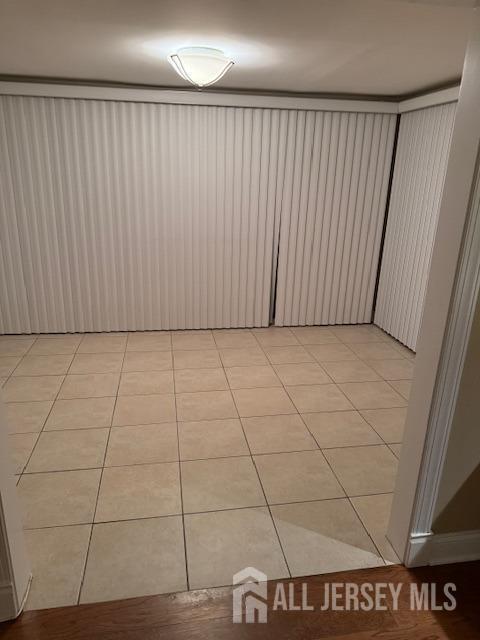 empty room featuring light tile patterned flooring