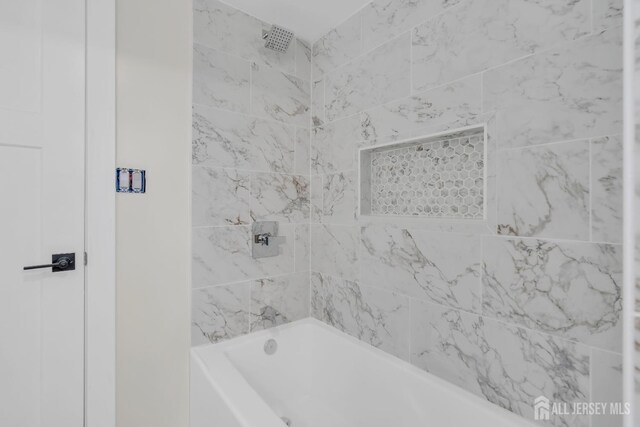 bathroom with tiled shower / bath