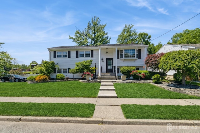1 Hollywood Dr, Woodbridge Proper, NJ 07095 - split foyer home with a front lawn