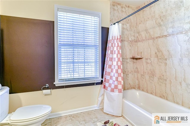 full bath featuring toilet, baseboards, and shower / bath combo with shower curtain