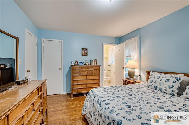 33 Larchmont Rd, Edison, NJ 08837 - bedroom with light wood-style flooring and ensuite bath