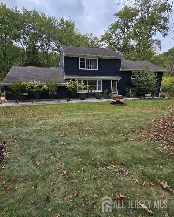 view of front of house with a front yard