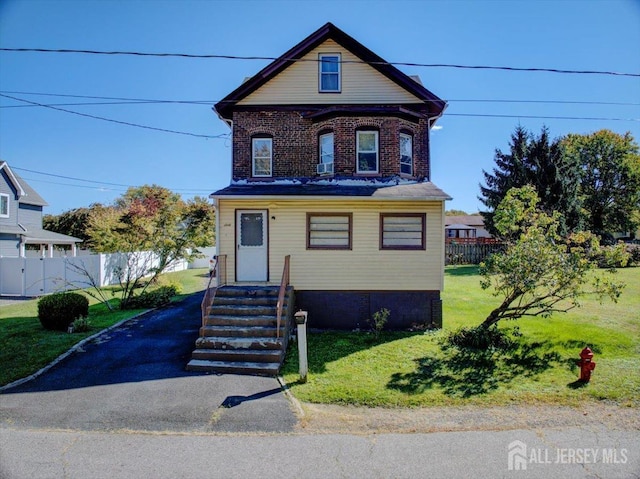 view of front of property featuring a front lawn