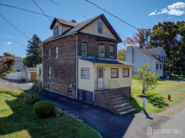 view of front of property featuring a front lawn