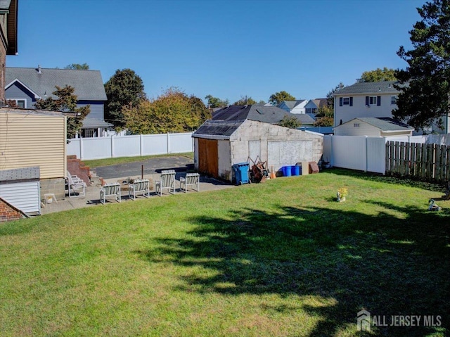 view of yard featuring a shed