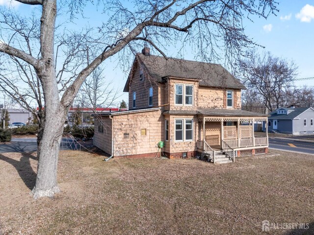 view of front of property featuring a front yard and covered porch