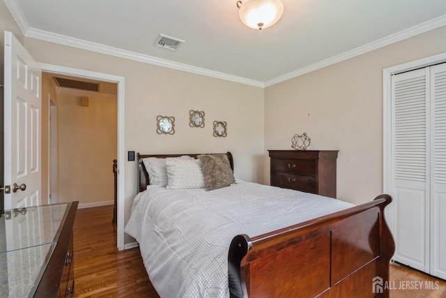 bedroom featuring crown molding, dark hardwood / wood-style floors, and a closet