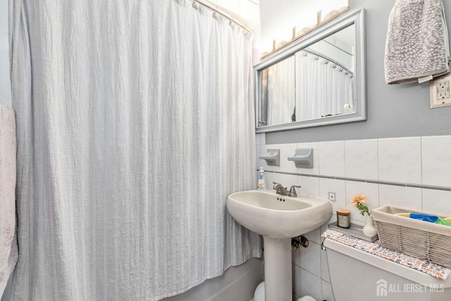 164 Holly St, Port Reading, NJ 07064 - full bath with tile walls and decorative backsplash