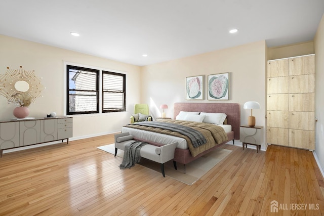 bedroom featuring light wood-style floors, baseboards, and recessed lighting
