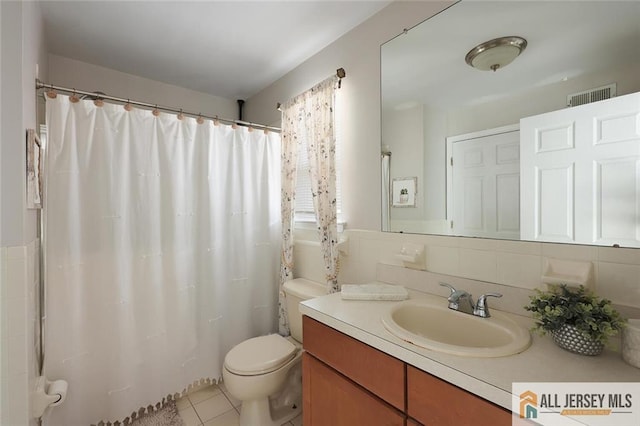 516 Great Beds Ct, Perth Amboy, NJ 08861 - full bath featuring vanity, toilet, curtained shower, and tile patterned flooring