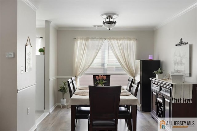 516 Great Beds Ct, Perth Amboy, NJ 08861 - dining room with baseboards, crown molding, and light wood-style floors