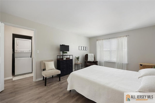 516 Great Beds Ct, Perth Amboy, NJ 08861 - bedroom with stacked washer / drying machine, wood finished floors, and baseboards