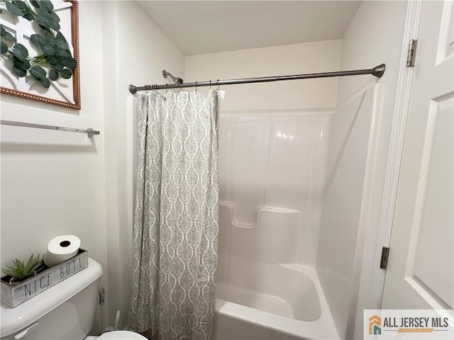 bathroom with shower / bath combo with shower curtain and toilet