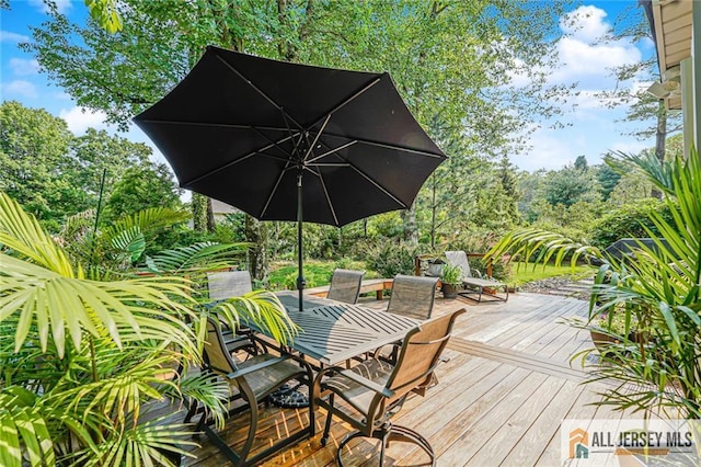 5 Leighton Dr, East Brunswick, NJ 08816 - deck featuring outdoor dining space