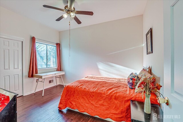 bedroom with dark wood-type flooring and ceiling fan