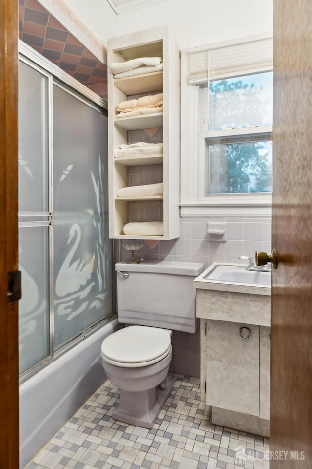 113 Coleman St, Middlesex, NJ 08846 - full bath featuring shower / bath combination with glass door, vanity, tile walls, and tasteful backsplash