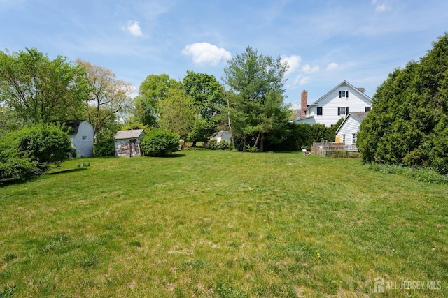 view of yard with an outdoor structure and a storage shed
