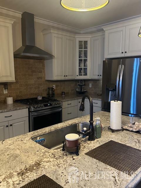 138 N Grabowski Dr Unit 1490, Sayreville, NJ 08859 - kitchen with wall chimney range hood, stainless steel refrigerator with ice dispenser, gas range oven, tasteful backsplash, and crown molding