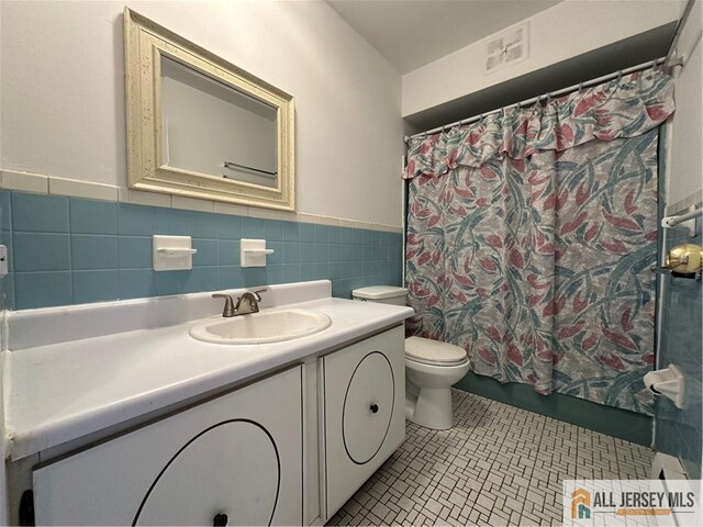 414 Cricket Ln Unit 414, Woodbridge Proper, NJ 07095 - bathroom featuring vanity, toilet, tile walls, wainscoting, and tile patterned flooring