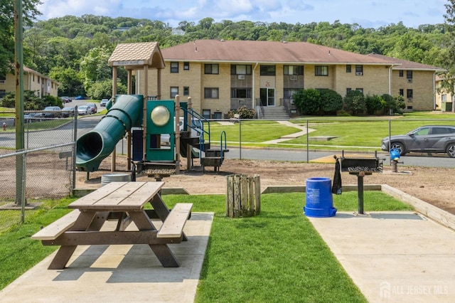 401 US Highway 22nd Rd Unit B8U1, North Plainfield, NJ 07060 - community playground with a yard