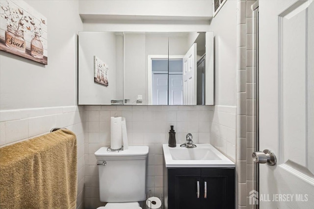 150 Overlook Ave Unit 15E, Hackensack, NJ 07601 - bathroom featuring vanity and tile walls