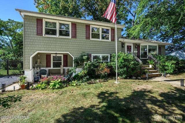 view of front of property featuring a front yard