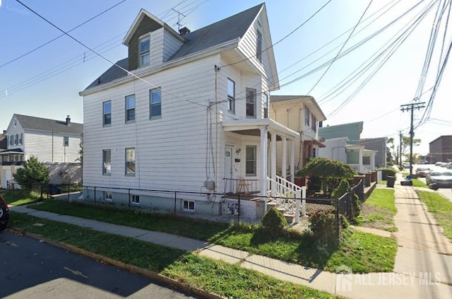 view of side of property featuring a fenced front yard