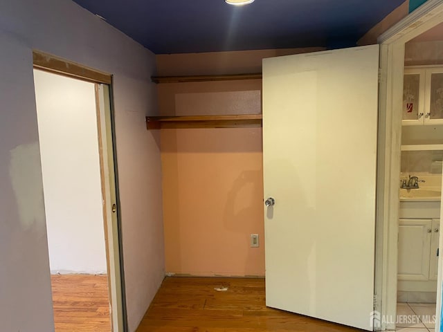 112 Beverly Hill Ter Unit H, Woodbridge Proper, NJ 07095 - closet featuring a sink